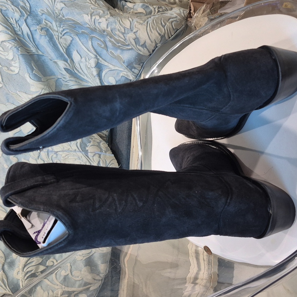 A Pair Of Blackish Gray Cow Girl Boots. - Picture 3 of 3